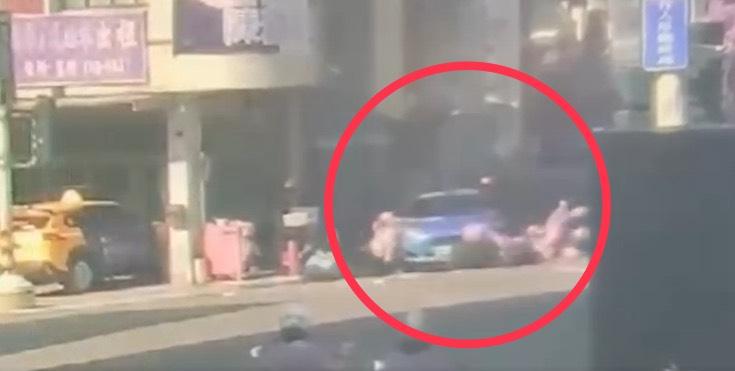 75歲老翁駕駛自小客車衝撞機車停等區，造成5名機車騎士受傷。   圖：翻攝自記者爆料網