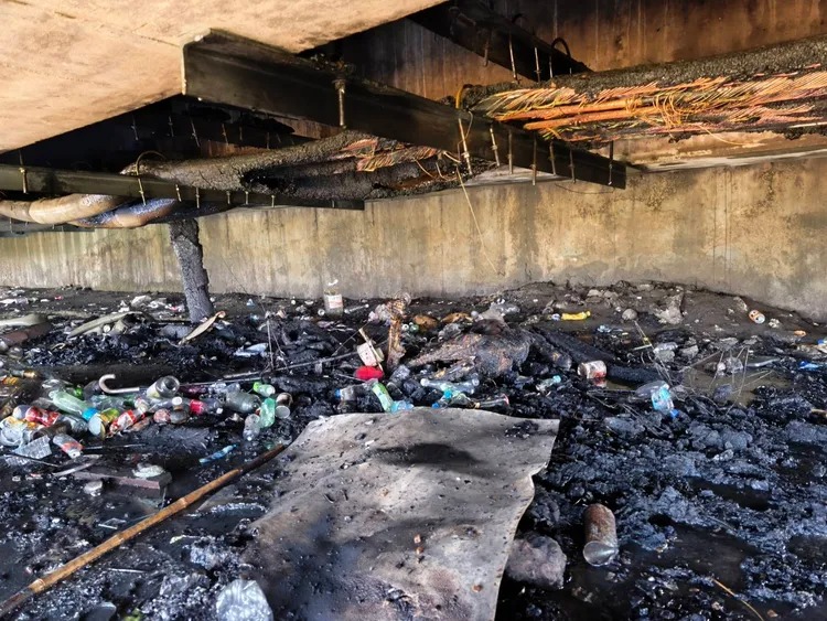 今日上午位於台中市大里區西柳橋下方發生火警。   圖：民眾提供