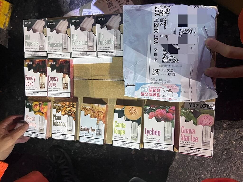 海巡署中部分署第四岸巡隊運用科技輔勤設備加強布袋商港往返澎湖航線的貨物查驗，11月已查獲6起夾藏電子煙（圖）違規案件，共查扣53盒，依菸害防制法將相關人員移送主管機關裁罰。（海巡署提供）中央社記者蔡智明傳真　114年11月24日   