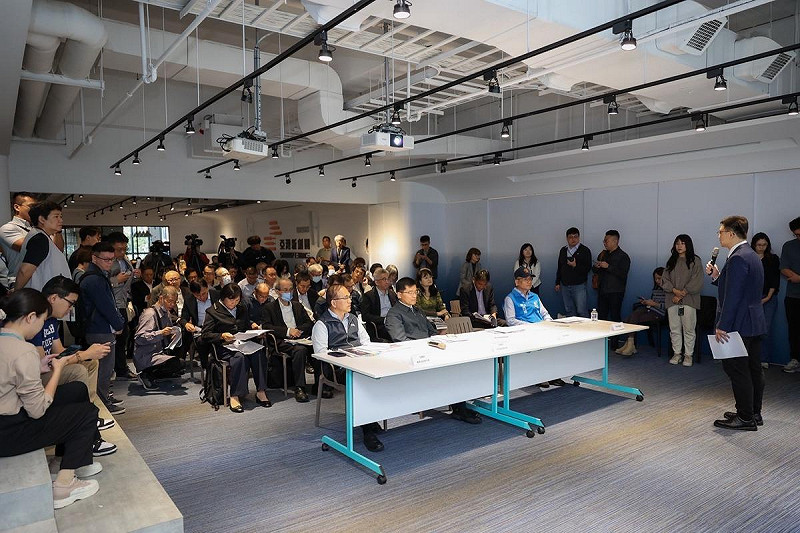 中央部會官員至高雄亞灣新創園區實地考察。   圖：賴瑞隆辦公室/提供