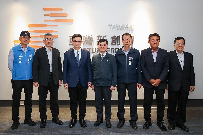 賴瑞隆(左三)邀官員至高雄亞灣新創園區實地考察。   圖：賴瑞隆辦公室/提供