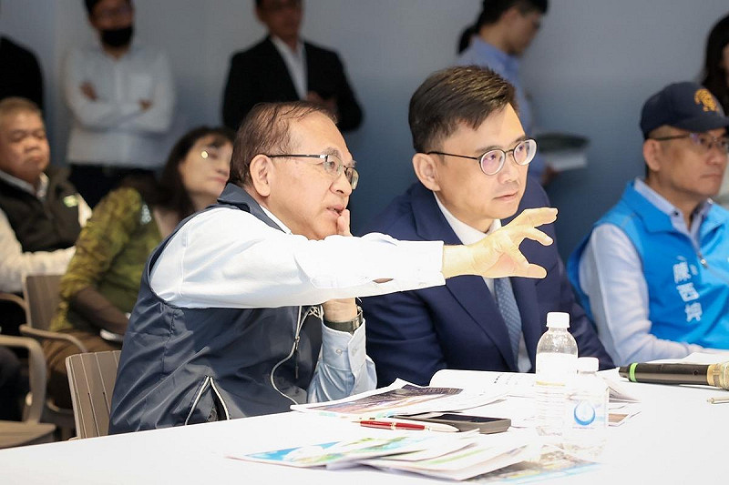 賴瑞隆(右二)聽取官員的報告。   圖：賴瑞隆辦公室/提供