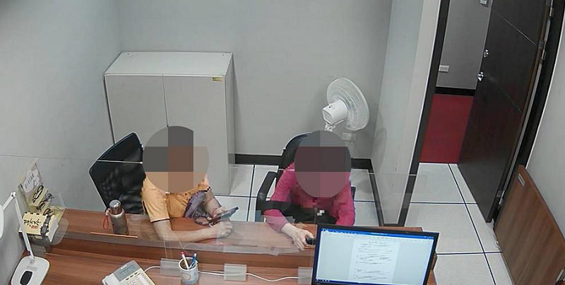 婦人偕同友人到場並繳清罰鍰20萬元。   圖：法務部行政執行署新北分署/提供