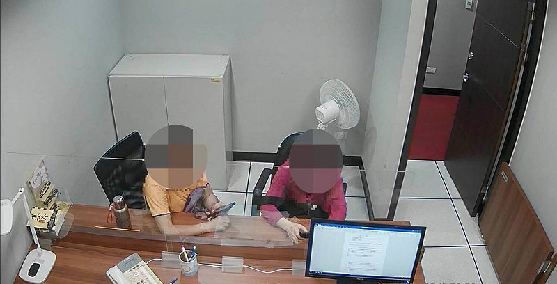 一名60多歲黃姓中配今年6月自中國返台時，違規攜帶4片含豬肉成分草仔粿入境，遲未繳納新台幣20萬元罰鍰。經法務部行政執行署新北分署強制執行，黃女（右）向同鄉友人籌錢並於11月全數繳清。（新北分署提供）中央社記者曹亞沿傳真　114年11月24日   