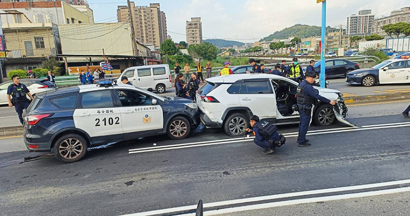 桃園爆發警匪追逐，動員20餘名線上警力將毒犯逮捕。   圖：民眾提供