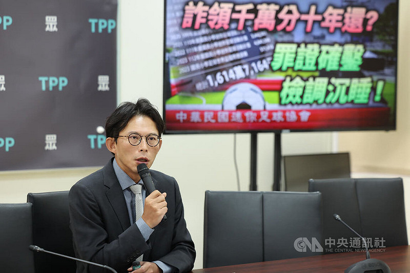 台灣民眾黨立法院黨團24日舉辦「詐領千萬分十年還？罪證確鑿檢調沉睡！」記者會，黨團總召黃國昌（圖）出席說明，批評迷你足球協會弊端重重、詐領國家補助，要求檢調查辦。中央社記者翁睿坤攝　114年11月24日   