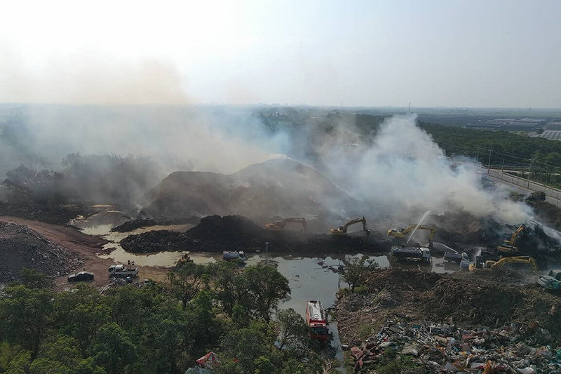 位於台南市後壁區烏樹林的風災後廢棄物暫置場21日晚間起火，消防人員灌救控制火勢、阻隔延燒，目前火場已進入第二階段處理，包含將燃燒後的灰燼扒開、持續澆灌降溫，將在近日內完全撲滅。（台南市政府提供）中央社記者楊思瑞台南傳真　114年11月24日   