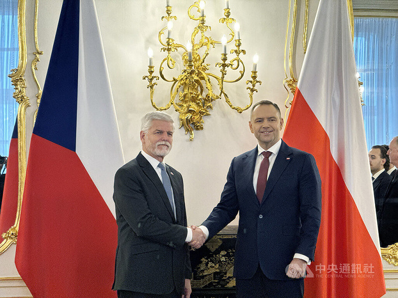 捷克總統帕維爾（左）24日在布拉格城堡接見波蘭總統納夫羅茨基（右）。雙方皆表示，捷克與波蘭同樣視俄羅斯為歐洲安全的重大威脅，並將對遭受侵略的烏克蘭的防衛視為自身安全課題。中央社記者劉郁葶布拉格攝　114年11月24日   圖：中央社提供