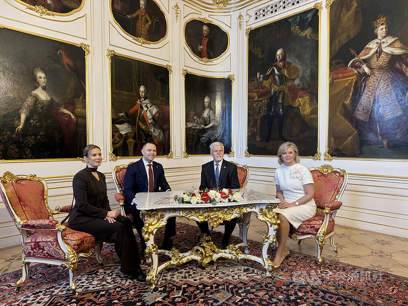 捷克總統帕維爾（右2）今天會晤波蘭總統納夫羅茨基（左2），雙方就俄羅斯對烏克蘭的侵略、經貿、安全議題，以及在歐盟與北大西洋公約組織的合作進行討論。中央社記者劉郁葶布拉格攝　114年11月24日   圖：中央社提供