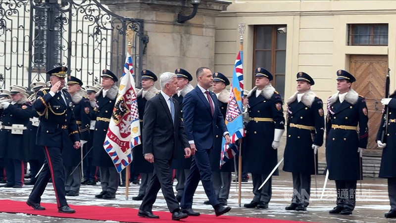 捷克總統帕維爾（前中）24日在布拉格城堡接見波蘭總統納夫羅茨基（前右1）。此為納夫羅茨基在今年8月就職波蘭總統後，首次出訪捷克。中央社記者劉郁葶布拉格攝　114年11月24日   圖：中央社提供