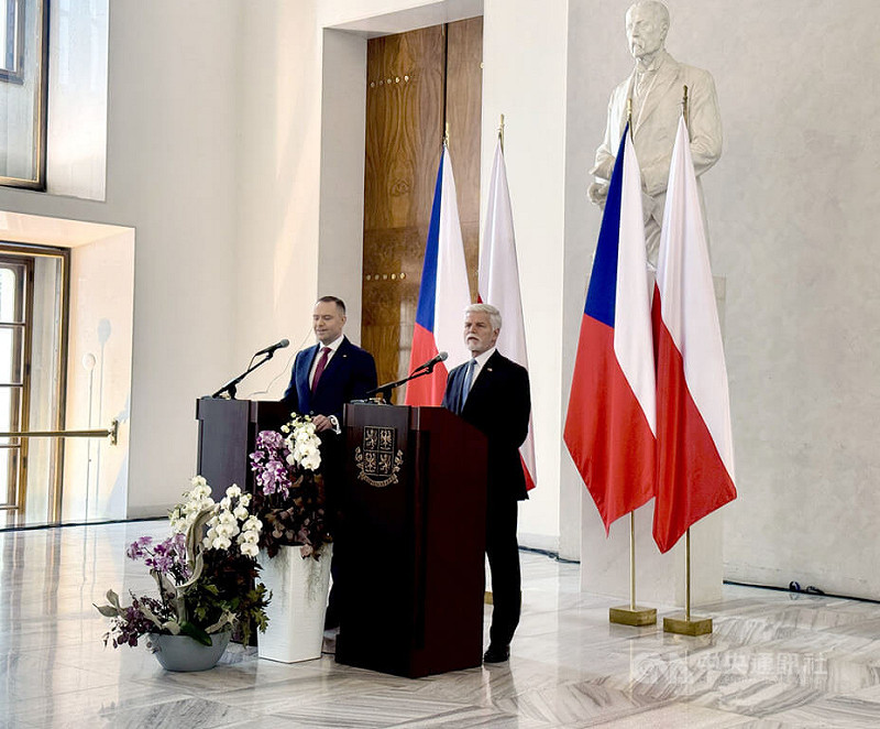 捷克總統帕維爾（右）24日在布拉格城堡接見波蘭總統納夫羅茨基（左）。帕維爾強調，兩國在外交與安全政策上具有一致立場，並擁有強大的經貿合作關係，波蘭是捷克最重要的合作夥伴之一。中央社記者劉郁葶布拉格攝　114年11月24日   圖：中央社提供