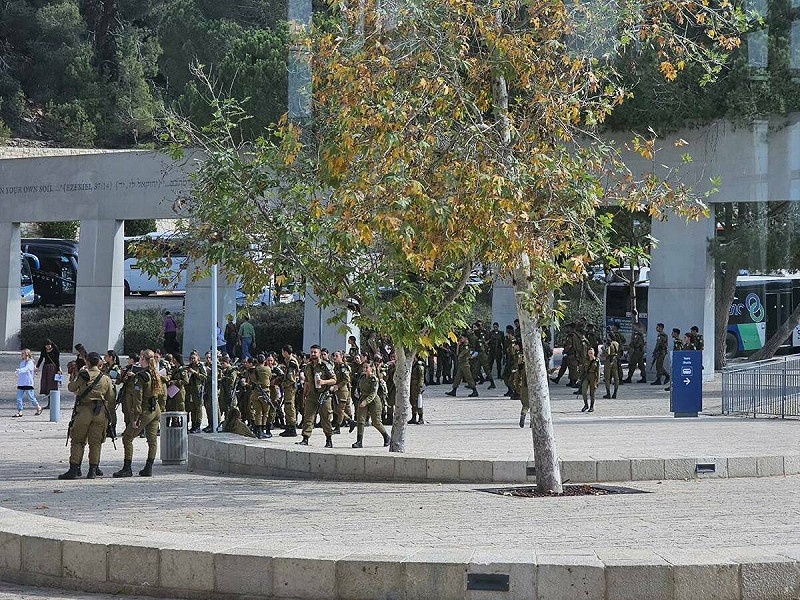林右昌在以色列參訪猶太大屠殺紀念館（Yad Vashem），並遇到當地新兵。   圖：翻攝自林右昌臉書