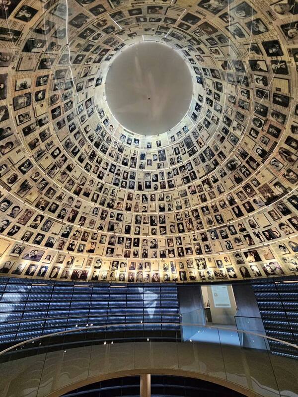 林右昌在以色列參訪猶太大屠殺紀念館(Yad Vashem)。 圖:翻攝自林右昌臉書 林右昌在以色列參訪猶太大屠殺紀念館(Yad Vashem)。 圖:翻攝自林右昌臉書