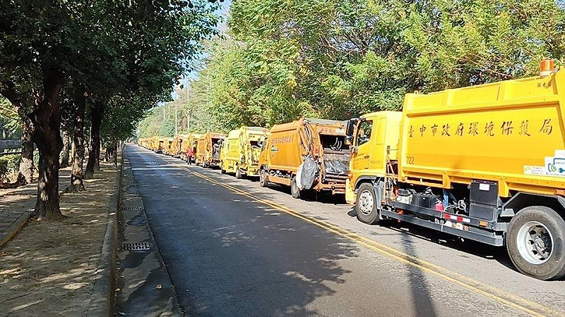 台中文山焚化爐垃圾車大排長龍。   圖：台中市議員江肇國/提供