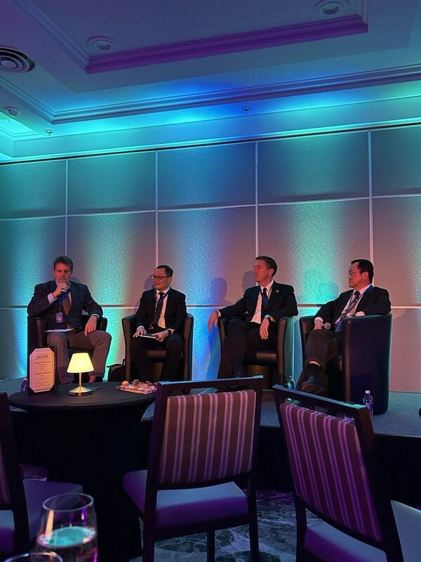 外交部政務次長陳明祺出席論壇「燭光夜談」場次，與倫敦大學亞非學院中國研究所主任曾銳生及Google Cloud國際安全合作部門主管Christopher Porter同場與談。   圖：外交部提供