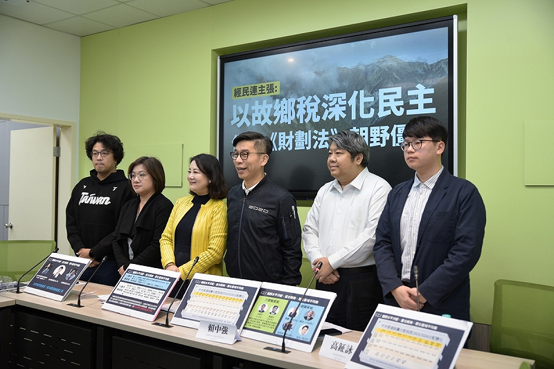 經民連於立法院民進黨黨團記者室召開「以故鄉深化民主，化解《財劃法》朝野僵局記者會。   圖：經民連提供