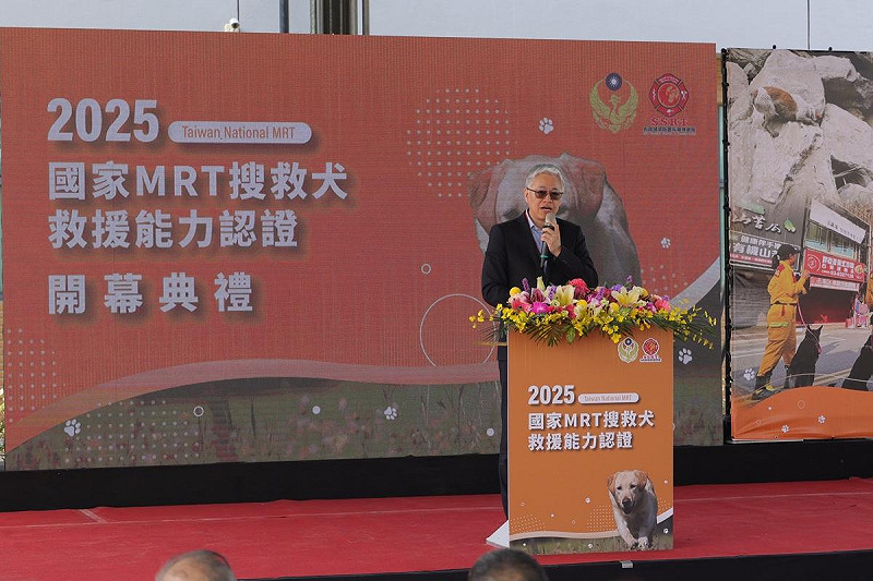 內政部常務次長吳堂安蒞臨2025國家MRT搜救犬救援能力認證活動致詞。   圖：內政部提供