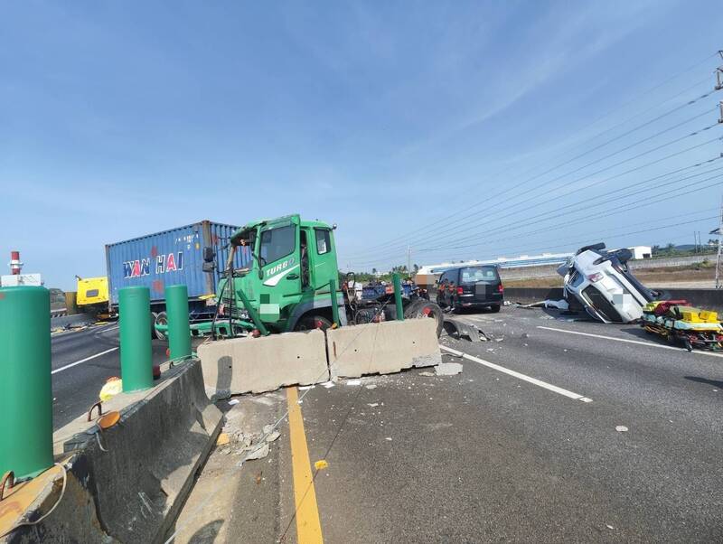 國道一號今日上午發生嚴重車禍，導致南北雙線都封閉。   圖：國道警方提供