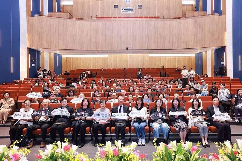 「自由花蕊」常設展24日開幕，文化部長李遠（前排中）、立委張雅琳（右5）、中正紀念堂管理處處長張惠君（右3）、鄭南榕基金會終身志工葉菊蘭（左5）與董事長鄭竹梅（左4）、政大台灣史研究所教授薛化元（左3）、政治受難者前輩陳欽生（左2） 等合影。   圖：文化部提供