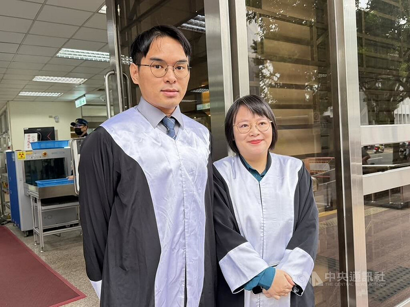 藝人黃子佼涉購買兒少性影像案，二審台灣高等法院25日依個資法判刑1年6月、緩刑4年。被害人的律師楊佳陵（右）、楊定諺（左）庭後受訪說，本件是冰山一角，最初拍攝、製作、上傳影像，並建立平台牟利的加害者，至今仍逍遙法外。中央社記者劉世怡攝 114年11月25日   