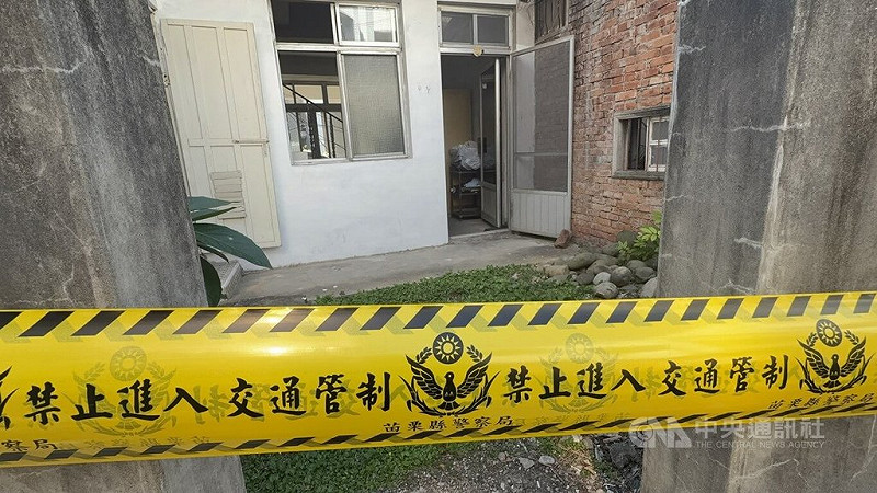 苗栗警方25日表示，苗栗市67歲鄭姓獨居男子被發現頭、頸有不明傷勢，倒臥住家死亡，經調查鄭男在2名男子造訪後就沒再出門，已拘提2男到案，朝殺人罪嫌偵辦。中央社記者管瑞平攝　114年11月25日   