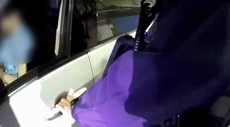 高雄鳳山警方24日晚間在南光街發現自小客車怠速停路中央，員警叫醒溫姓女駕駛，並在車內查獲安毒跟依托咪酯喪屍煙彈，溫女快篩呈陽性，當場依毒品、公共危險等罪送辦。（高市鳳山警分局提供）中央社記者洪學廣傳真 114年11月25日   