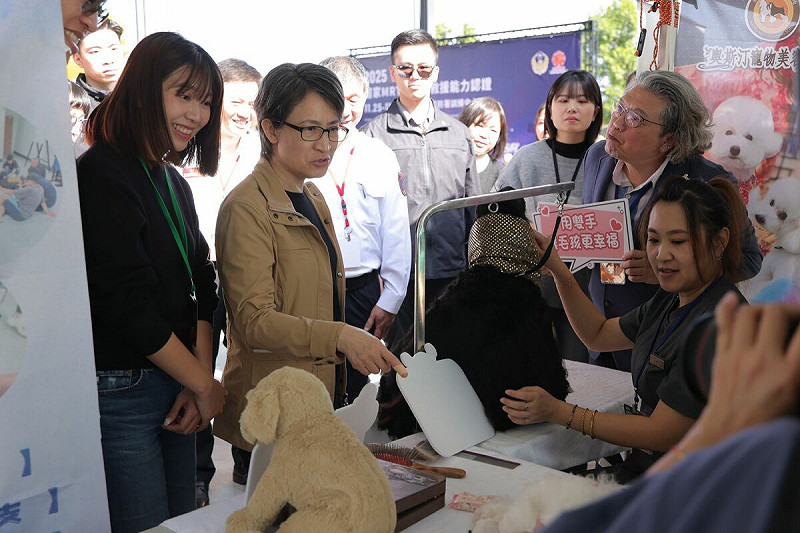 副總統蕭美琴25日親臨內政部消防署中部備援中心，出席「2025年國家MRT搜救犬救援能力認證活動」開幕。   圖：消防署提供