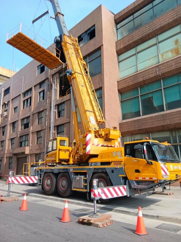 高雄前鎮海霸王分公司25日上午發生工安意外，蘇姓工人搭乘吊升設備至高處工作時，疑因沒有防墜措施墜落身亡。勞工局已勒令停工開罰雇主，並移送檢方追究刑事責任。（高市勞工局提供）中央社記者洪學廣傳真　114年11月25日   