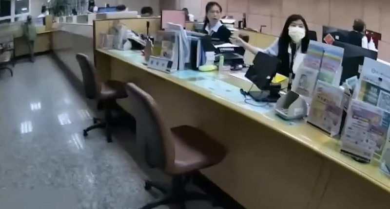 詐騙案件仍時有所聞，澎湖一名婦人日前至銀行反覆更改提款事由，經行員警覺有異，通報警方協處，適時阻止提領，保住新台幣350萬元。（馬公分局提供）中央社   114年11月25日   