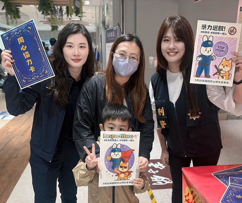 台北市警察局婦幼警察隊25日表示，為響應「國際婦女防暴日」，特別前往台北車站地下街進行婦幼安全宣導活動，呼籲民眾可使用「3秒環境掃描法」和「90度脫離法」，做好自我保護。（台北市警察局婦幼警察隊提供）中央社記者黃麗芸傳真 114年11月25日   