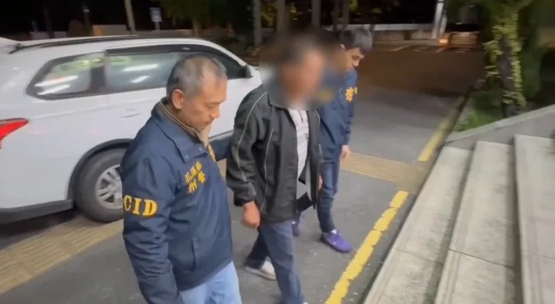 林姓男子駕車撞飛老婦人後肇事逃逸，更被發現從來沒考過駕照。   圖：翻攝畫面