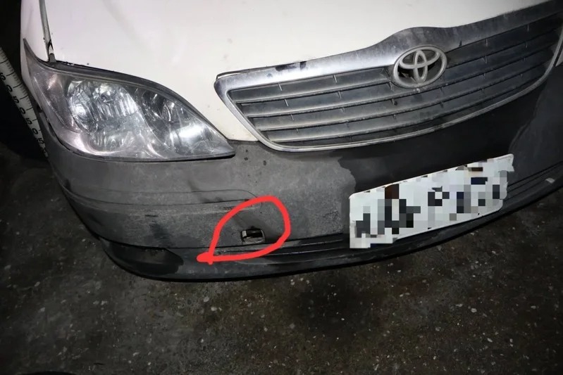 警方透過現場疑似車輛「拖車鉤蓋」循線逮人。   圖：翻攝畫面