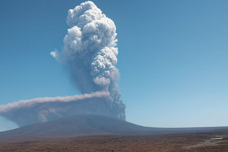 衣索比亞一座長期休眠的火山週日爆發，這是該火山1萬年來的首次噴發，濃煙和火山灰直衝雲霄，並對數千里外的航空旅行造成影響。   圖:翻攝自X帳號@theinformant_x