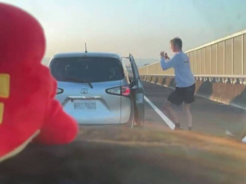 國道6號塞車，一名國外男子突然跳下車手舞足蹈，讓後方駕駛傻眼。   圖：翻攝自Threads