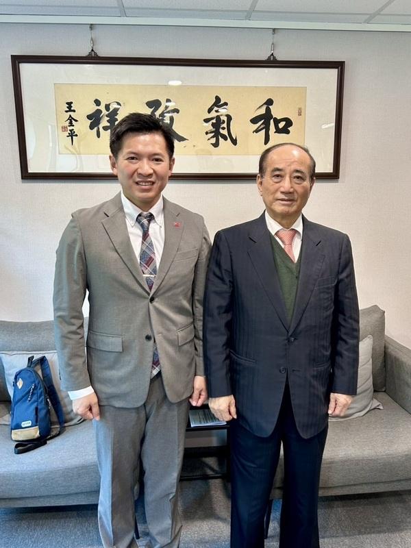 有意參選新竹市長的何志勇（圖左）拜會立法院前院長王金平爭取支持。   圖：何志勇/提供