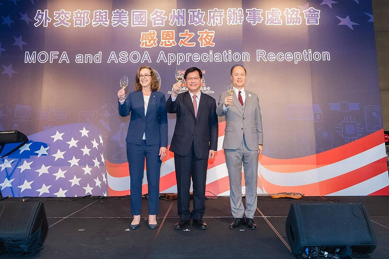 外交部長林佳龍（右二）、美國各州政府辦事處協會會長嚴樹芬（右一）及美國在台協會台北辦事處副處長梁凱雯（Karin_M._Lang，左一）。   圖：外交部提供