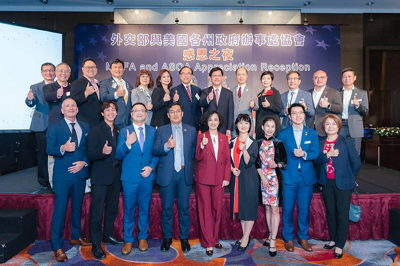 林佳龍（後排右六）與嚴樹芬（後排右五）及美國各州政府辦事處處長合影。 圖：外交部提供 