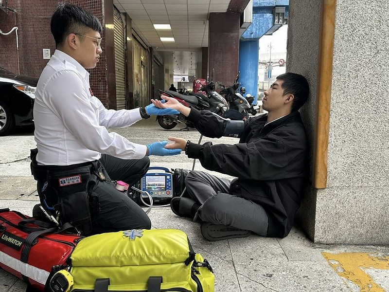 台北市消防局25日表示，東北季風挾冷空氣南下，氣溫驟降會提高急性腦中風與心肌梗塞發生率，若有中風徵兆可以FAST指標，F（Face、微笑），臉部是否不對稱；A（Arm、舉手），雙手平舉時是否有一側無力；S（Speech、說你好）快速自我檢查。（台北市消防局提供）中央社記者黃麗芸傳真 114年11月25日   