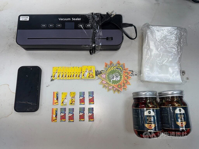 黃姓男子走私含毒品大麻的「蜂蜜」及毒品麥角二乙胺的「毒郵票」到台灣，經內政部警政署刑事警察局中部打擊犯罪中心透過攔截的包裹逮捕黃姓男子與買家，依違反毒品危害防制條例等罪嫌送辦。圖為查扣證物。（翻攝照片）中央社記者蘇木春傳真　114年11月25日   