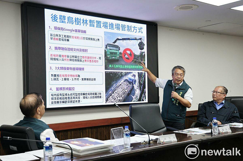 台南市政府就烏樹林暫置場火警於台南市議會召開記者會，由環保局長許仁澤、消防局長李明峯說明最新應變作為、滅火進度及空氣品質監測情形，同時邀請高雄科技大學環境與安全衛生工程系教授蘇崇輝，針對火災救災策略進行分析說明。   圖：台南市政府提供