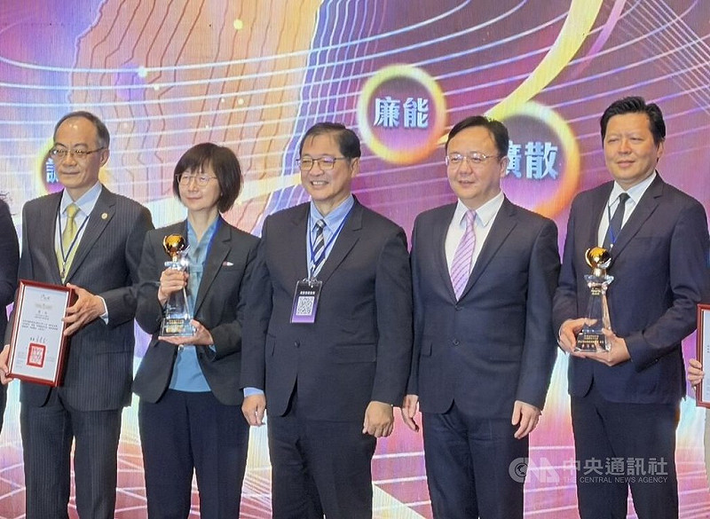 廉政署25日舉行第3屆「透明晶質獎」頒獎典禮，法務部長鄭銘謙致詞時肯定得獎的6個機關，透過此獎助機關自我檢視，讓清廉成推動機關進步力量。圖為法務部長鄭銘謙（右3）、廉政署長馮成（右2）與得獎機關代表合影。中央社記者劉世怡攝 114年11月25日   