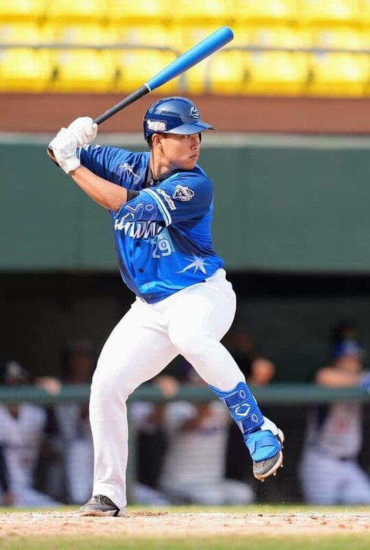 亞洲冬季棒球聯盟台灣海洋隊25日在澄清湖棒球場與賽前不敗的日本社會人隊交手，8局上台灣海洋王念好（圖）敲出長打、帶起攻勢，率隊以4比0搶勝。（中華職棒提供）中央社記者謝靜雯傳真　114年11月25日   