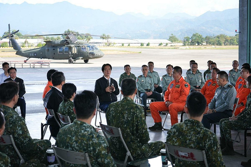 賴清德總統25日前往臺中，親自勗勉中部地區救災部隊--陸軍航特部602旅。   圖：總統府提供