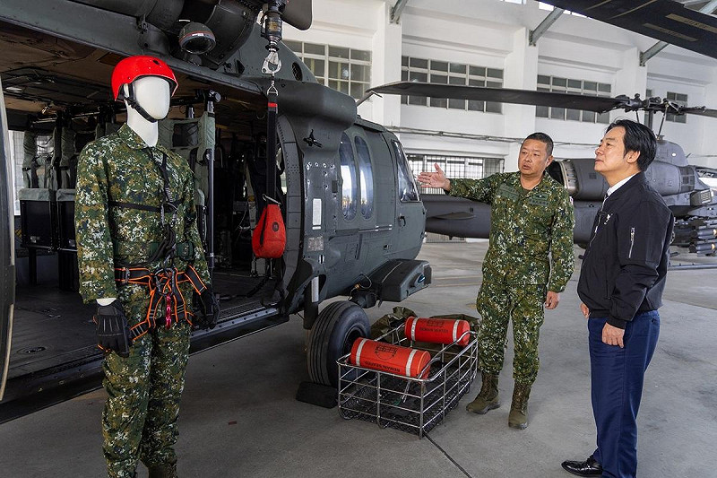 陸軍航特部602旅向總統簡報介紹航特救難裝備。   圖：總統府提供