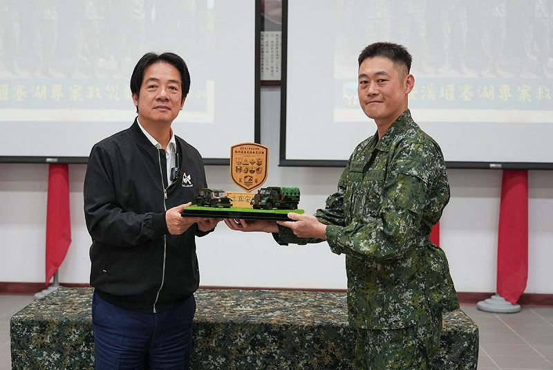 賴清德總統25日前往臺中，親自勗勉中部地區救災部隊--5支部運輸兵群。   圖：總統府提供