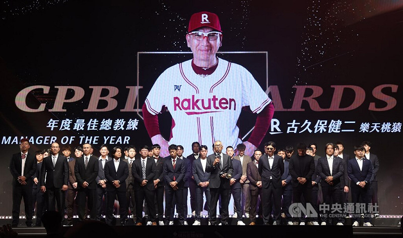 中職樂天桃猿隊25日在社群發文，感謝總教練古久保健二（中持麥克風者）4年來的領導與付出。（中央社檔案照片）   
