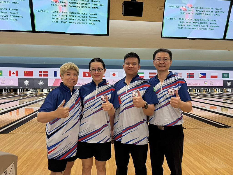 2025東京達福林匹克運動會（簡稱東京聽奧）台灣代表隊25日最後一天出賽，保齡球混合團體賽由張堯茜（左起）、林雅琴、陳建豪、謝盛福搭檔搶下銀牌。（運動部提供）中央社記者黎建忠傳真　114年11月25日   