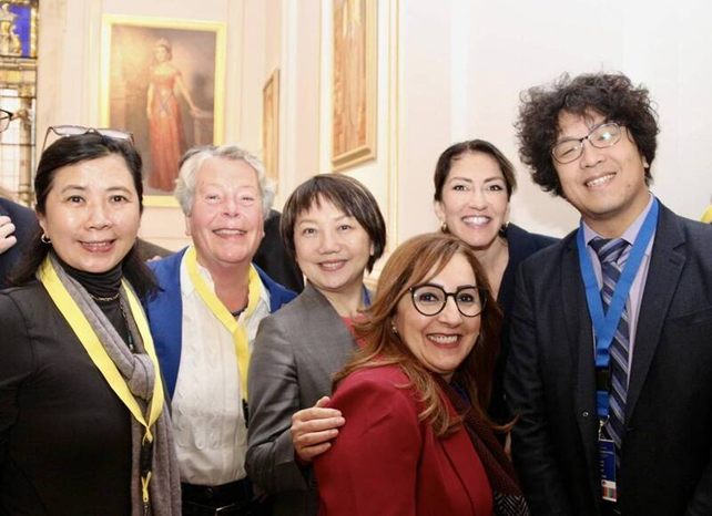 INLW代表吳惠芳Josephine亞太區副主席(左一)和理事成員荷蘭代表Lysbeth(左二)，民進黨立委范雲（左三），INLW主席Khadija(中)，及沈伯洋（右一）與東道國荷蘭「自由民主人民黨VVD」領袖Dilan迪蘭耶希爾格茲-澤赫里烏斯(右二)於開幕式後合影。   圖：亞太自由婦女協會（APLW）提供／Danker van Valkenburg-Lely