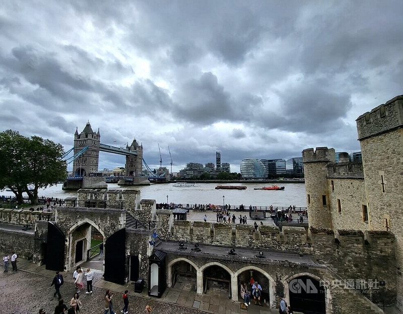 英國政府25日宣布，倫敦、利物浦、約克、曼徹斯特等觀光旅遊產業興盛的英格蘭大城，將可向過夜旅客徵收城市旅遊稅，以拓展地方財源。圖為倫敦地標倫敦塔橋和倫敦塔一隅。中央社記者陳韻聿倫敦攝　114年11月26日   圖：中央社提供
