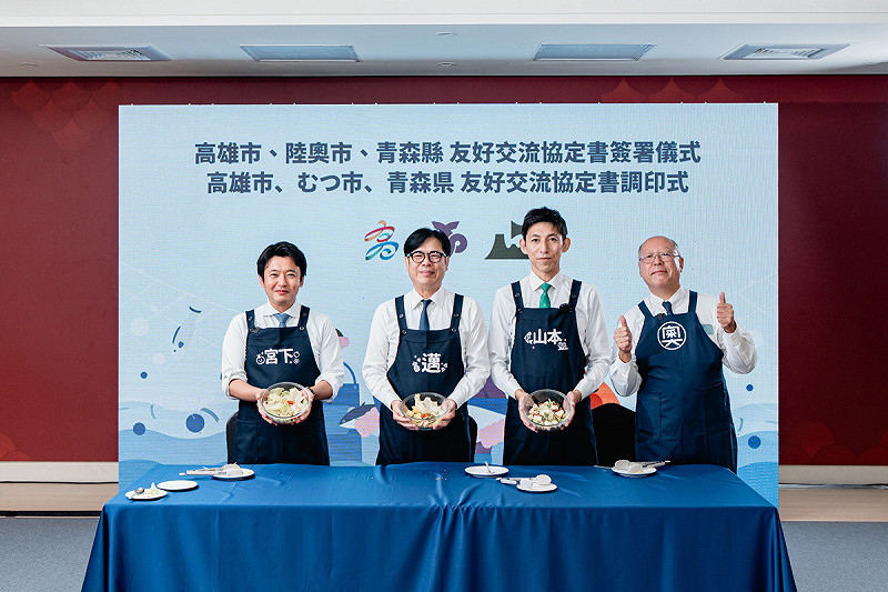 陳其邁(左二)、宮下宗一郎(左一)與山本知也(右二)K將高雄在地食材與日本水產完美結合，奧正史(右一)擔任現場講評。   圖：高雄市行國處/提供